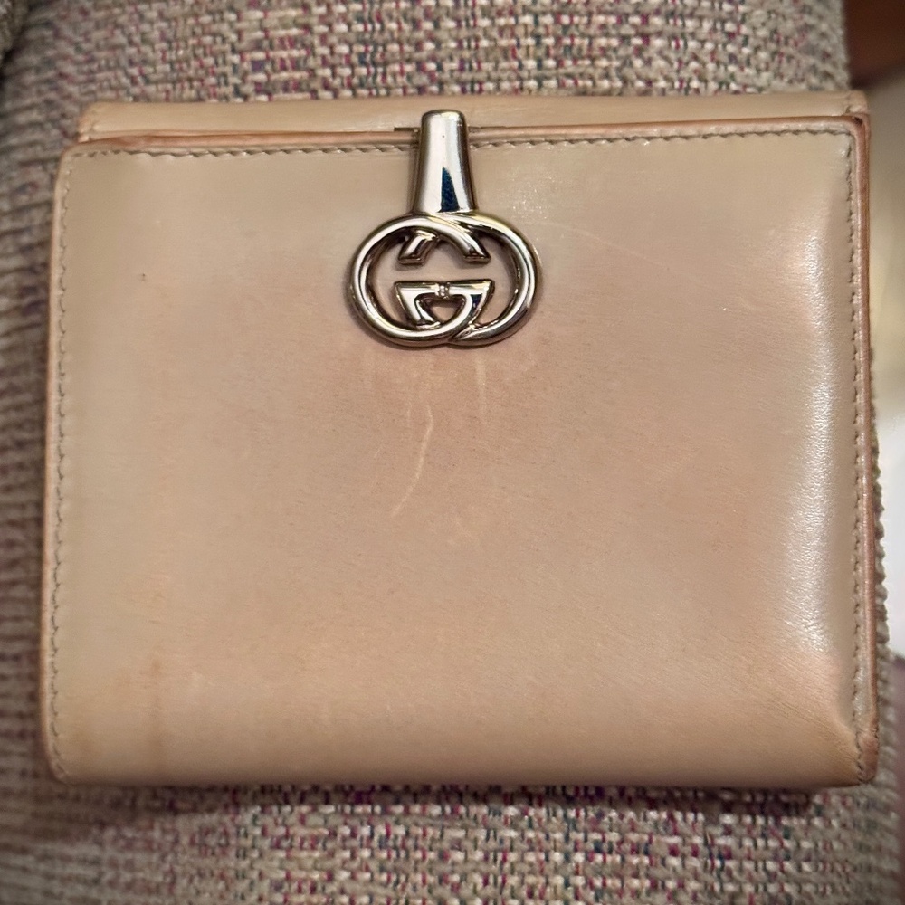 Vintage Gucci GG Bifold Leather Compact Wallet G Logo Clasp in Tan color